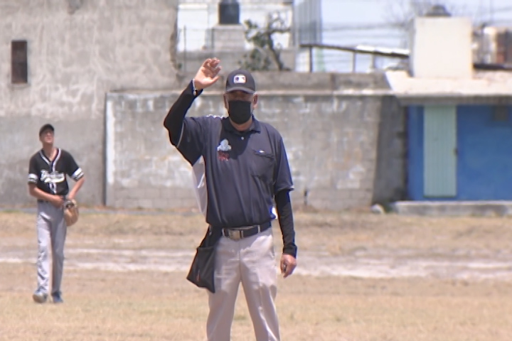 Pablo Cacho ampáyer más longevo en la liga de beisbol de Apizaco