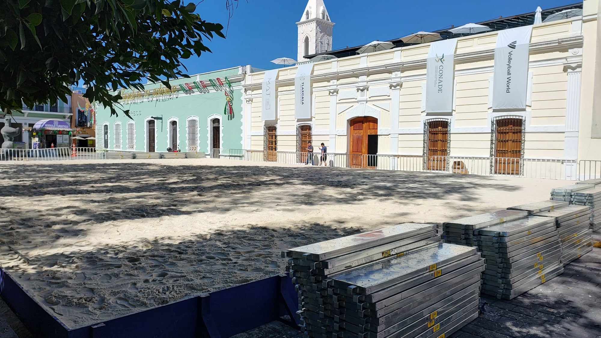 Continúa el montaje de la cancha del Museo de Arte de Tlaxcala para el Mundial 