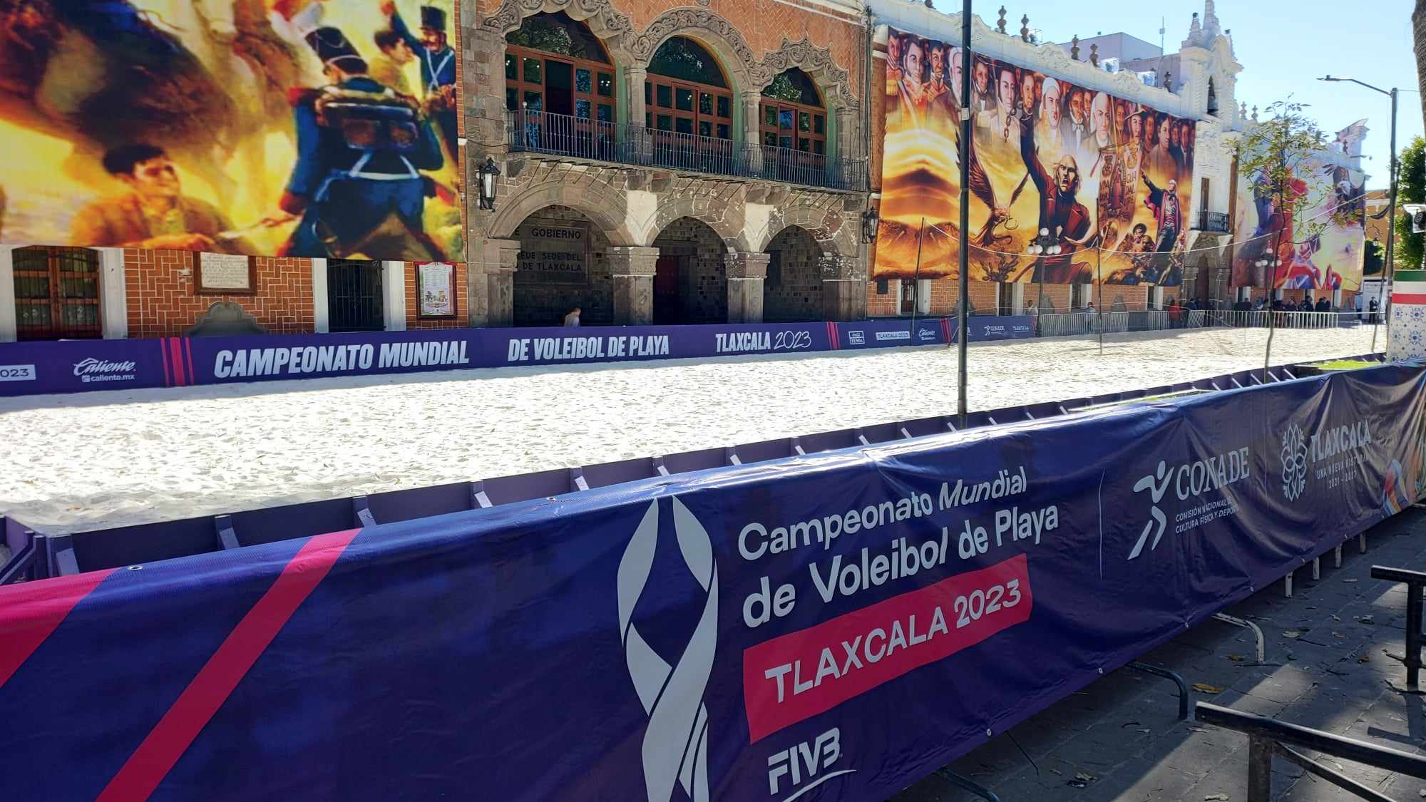 Esta por concluir el montaje de las canchas de la Plaza de la Constitución 