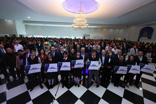 Reciben alumnos y docentes del CONALEP becas