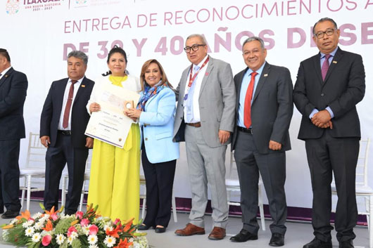 Reconoció gobernadora Lorena Cuéllar a docentes de la sección 55 con más de 30 y 40 años de servicio