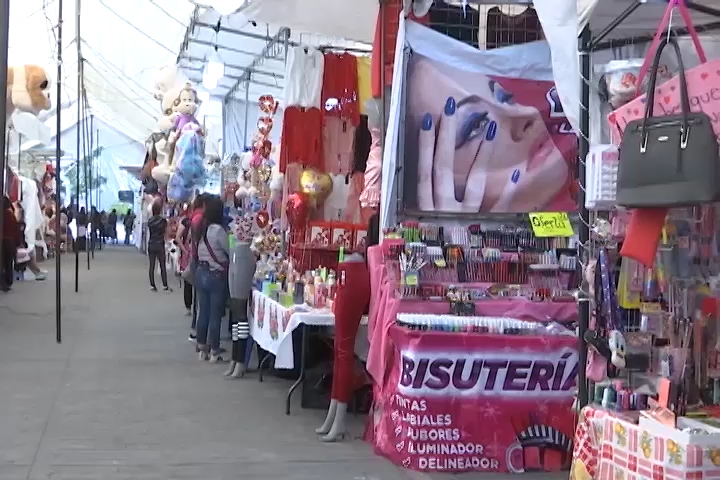 Ofrecen comerciantes de la entidad diversos artículos durante la  celebración del 14 de febrero
