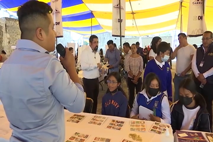 Reciben vecinos de Mazatecochco el carrusel de servicios del Sedif 