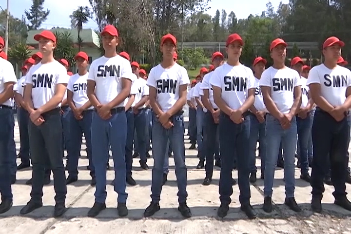 Rinden protesta de Bandera soldados del SMN clase 2004