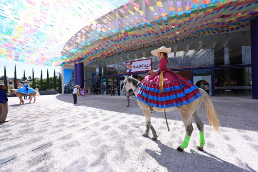 Invita gobierno del estado a tercera muestra de vestidos y atuendos de damas charras