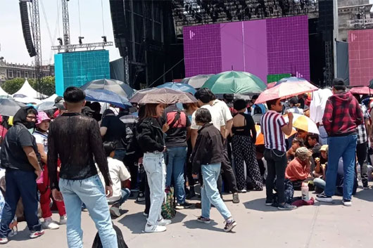 Con sombrillas y bancos, fanáticos de Rosalía llegan a Zócalo de CdMx horas antes del concierto
