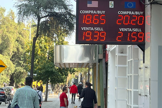 Peso se fortalece; llega a 18.58 por dólar