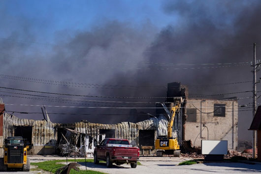 Desalojan a miles de personas por incendio en planta de reciclaje en EU