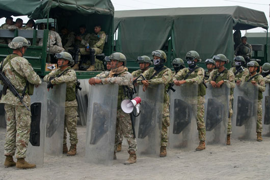 Dispersa policía peruana a manifestantes cerca del aeropuerto de Lima