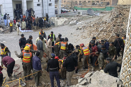 Alerta máxima en Pakistán; más de 60 muertos por explosión en mezquita