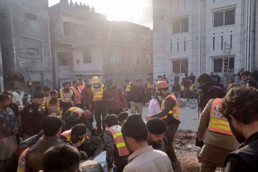 Se eleva a 95 la cifra de muertos por atentado en mezquita de Pakistán