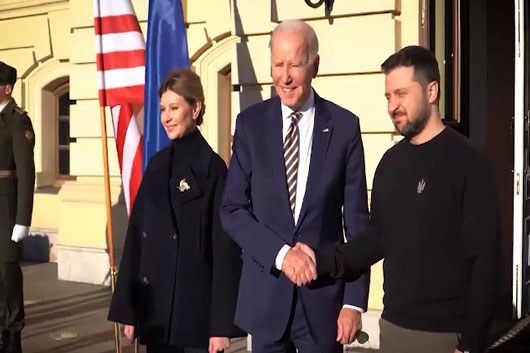 Zelensky recibe a Biden en Kiev en medio de sirenas antiaéreas