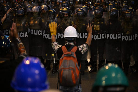 Especialistas analizan posibles escenarios para salir de la crisis en Perú