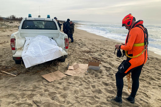 Suben a 62 los muertos por naufragio de migrantes en costas de Italia