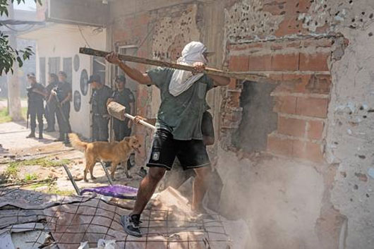 Chocan policías y manifestantes en la provincia argentina de Chaco; 40 heridos