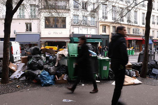 Se acumula la basura en París por huelga contra la reforma de pensiones