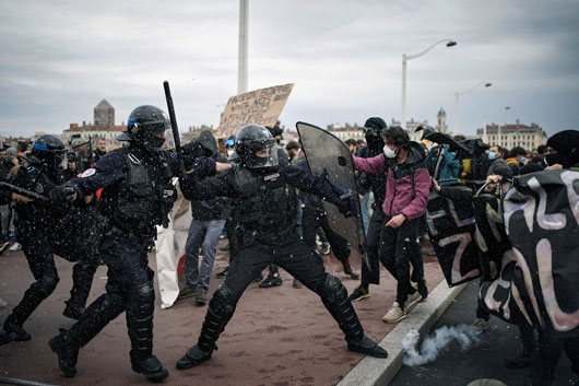 Miles de franceses protestan contra un Macron inflexible con su reforma