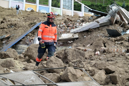 Rescatistas trabajan a contra reloj tras deslizamiento de tierra en Ecuador