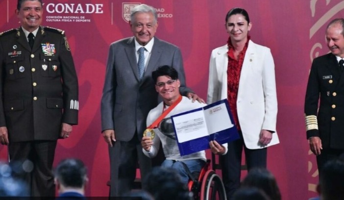 AMLO entrega estímulos a medallistas olímpicos y paralímpicos