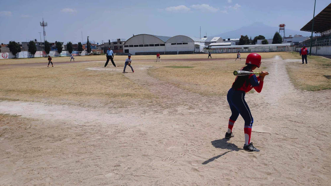 El equipo Águilas participa en liga local de beisbol infantil con novena mixta