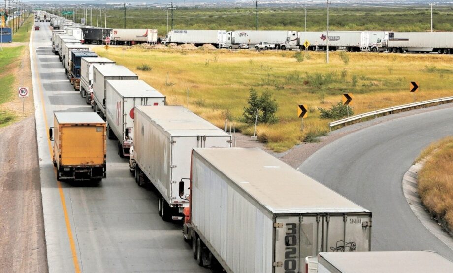 Revisiones exhaustivas generan largas filas de transportistas en la frontera México‑EUA
