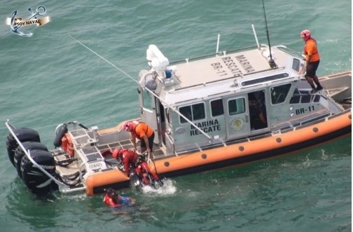 Rescata Semar a tres personas cuya embarcación estaba por hundirse