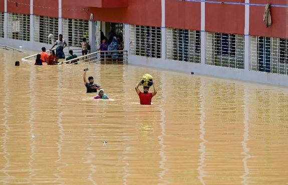 En refugios 300 personas en albergues por inundaciones en Bangladesh