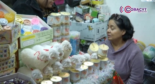 Tlaxcaltecas adquieren artículos para realizar rituales durante el Año Nuevo