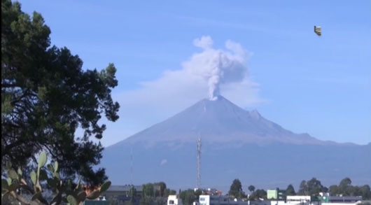 Tlaxcaltecas siguen recomendaciones ante caída de ceniza volcánica 