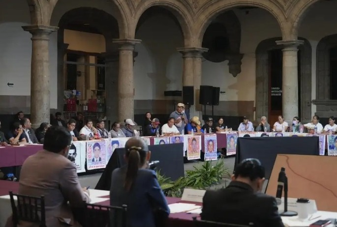 Llegar a la verdad del caso Ayotzinapa promete Sheinbaum a familiares
