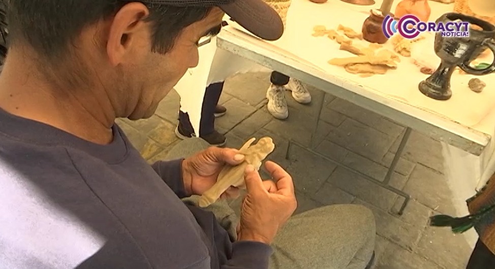 Mantienen pobladores de Ixtenco la tradición de elaborar cera 