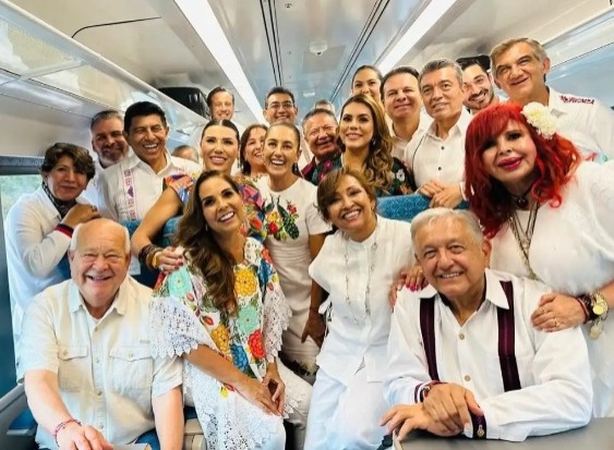 AMLO y Sheinbaum, a bordo del primer viaje de Tren P'atal de Cancún a Chichén Itzá