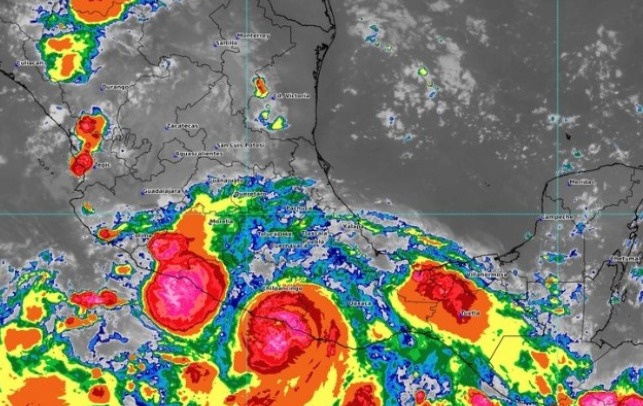 Huracán “John” toca tierra en Guerrero como categoría 3
