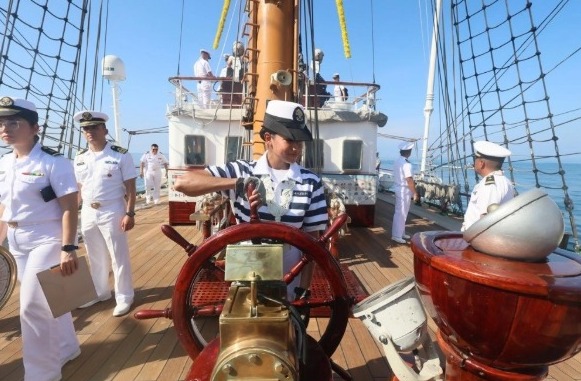 Majestuoso, el Buque Escuela Cuauhtémoc llega al puerto de Acapulco