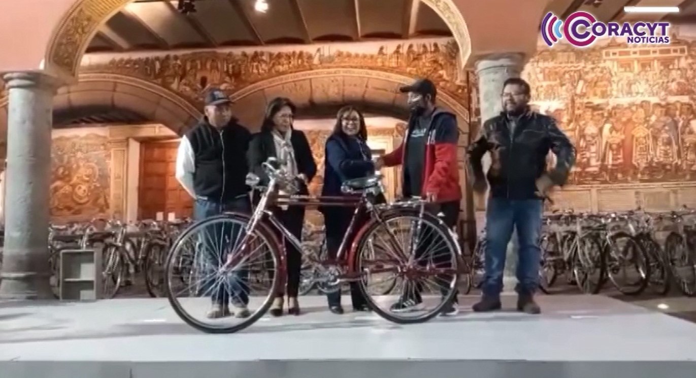 Entregó gobernadora Lorena Cuéllar bicicletas a taqueros de Xiloxoxitla