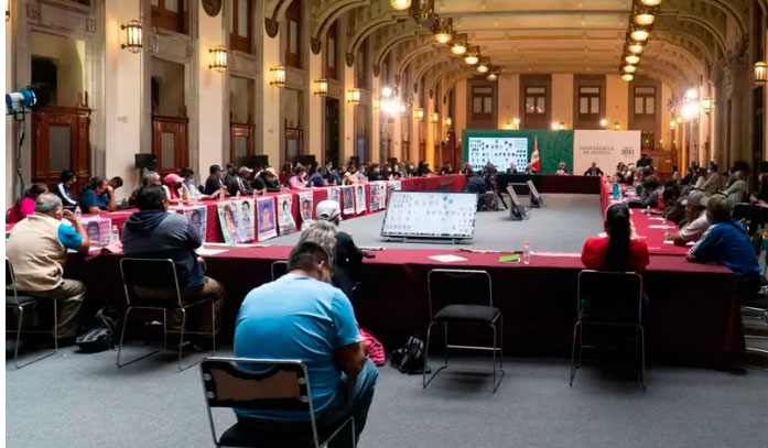 Concluye reunión de AMLO con padres de los 43; piden “puente” con Sheinbaum