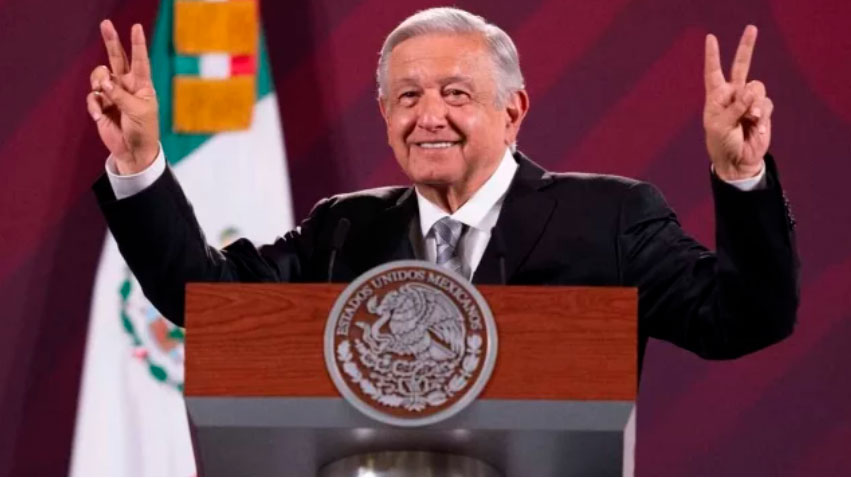 AMLO anuncia aumento salarial de 10% a los maestros