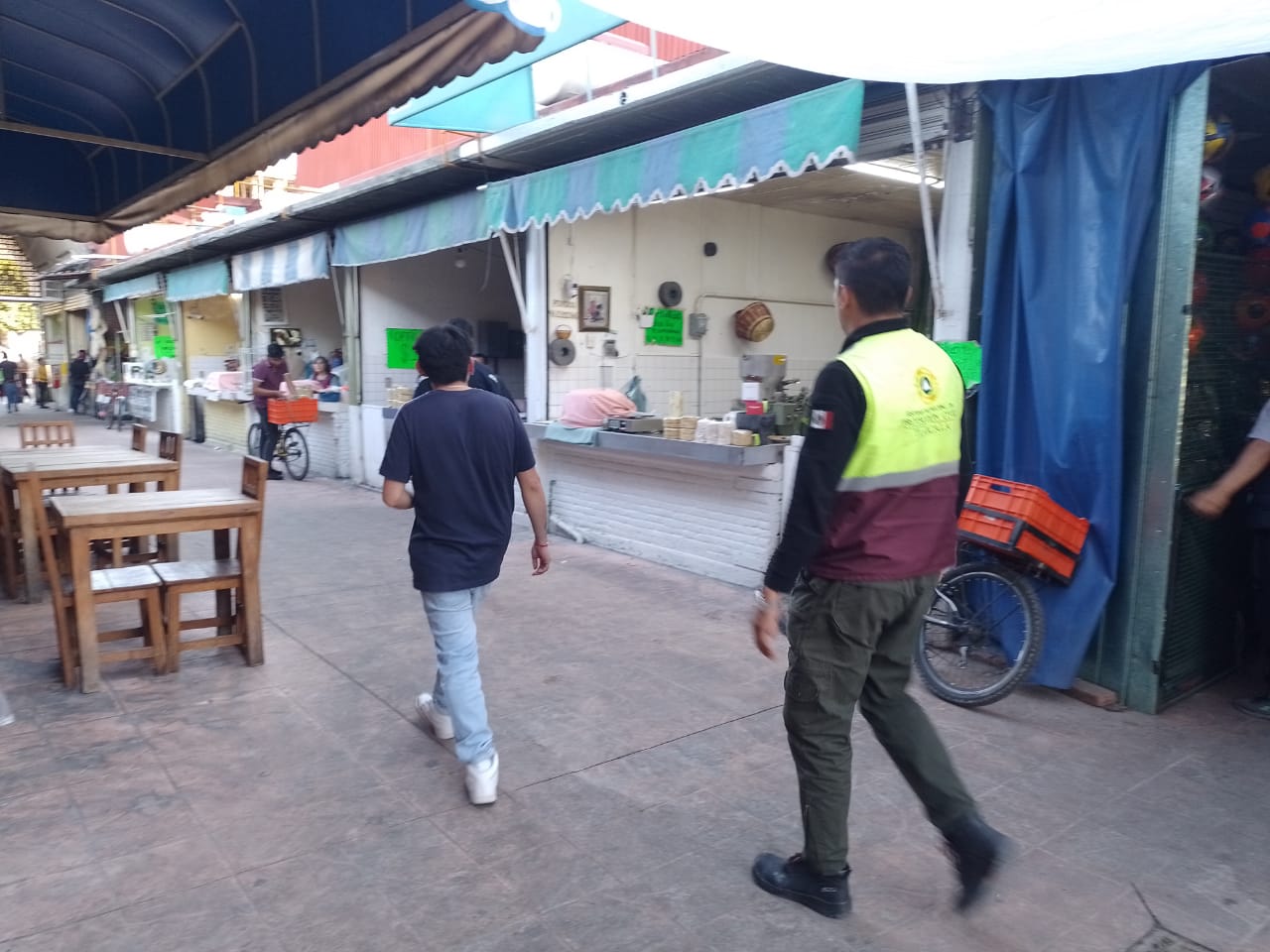 Atiende Protección Civil del ayuntamiento de Tlaxcala fuga de gas natural en el mercado Emilio Sánchez Piedras 