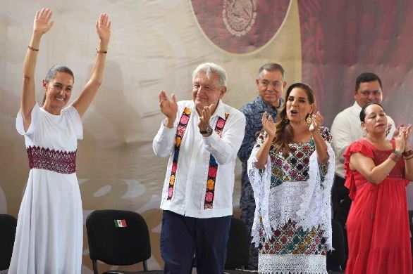 Entregan AMLO y Sheinbaum mil 600 títulos de propiedad en Quintana Roo