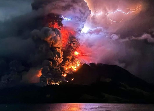 Cierra aeropuerto indonesio tras alerta de tsunami por erupción de volcán