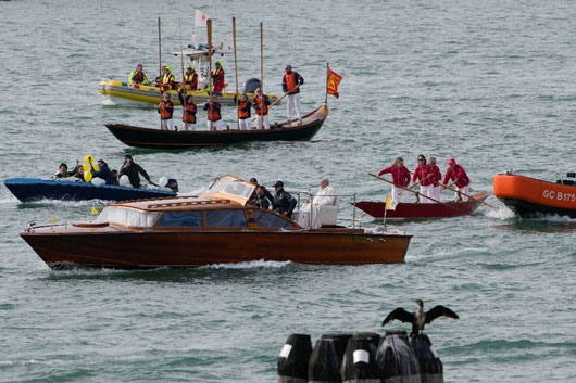 Papa se reúne con artistas y reclusas en Bienal de arte en Venecia