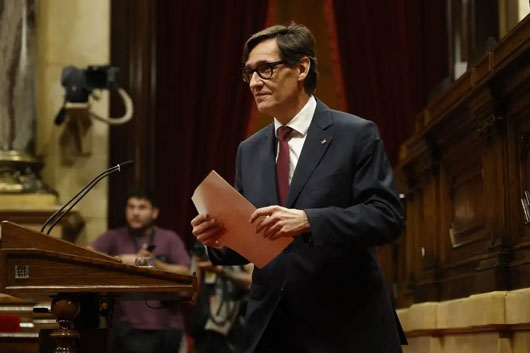 El socialista Illa investido presidente de Cataluña; Puidgemont sigue desaparecido