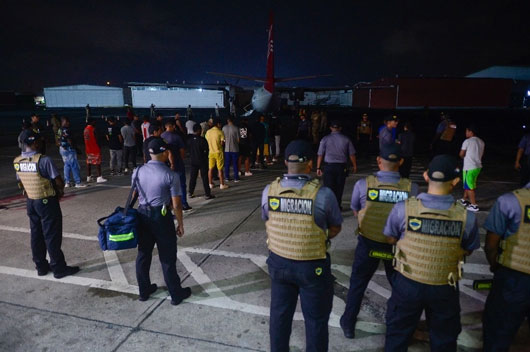 Panamá deporta a primer grupo de migrantes detenidos en el Darién bajo acuerdo con EU
