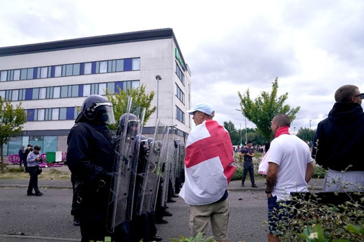 Asaltan ultraderechistas hotel de alojamiento de inmigrantes en Rotherham