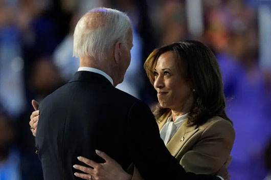 Kamala aparece en la convención para dar las 