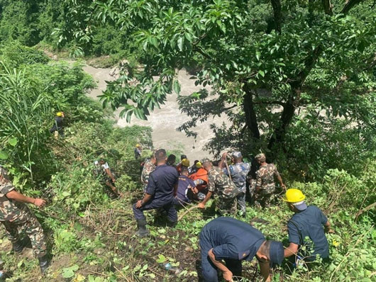 Al menos 27 muertos tras accidente en carretera en Nepal
