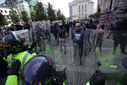 Protesta la ultraderecha en Reino Unido por inmigrante que asesinó a tres niñas