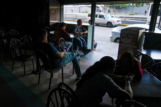 Restablecen la electricidad en Venezuela tras apagón masivo