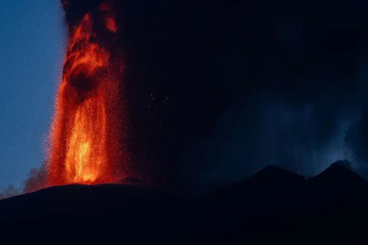 Volcán Etna entra en erupción; reportan cierre parcial de aeropuertos