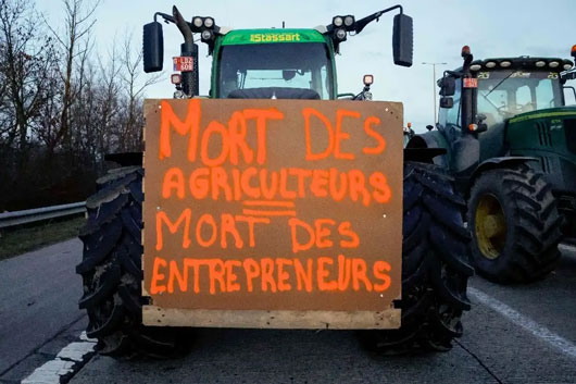 Cunde protesta de agricultores europeos por la caída de ingresos